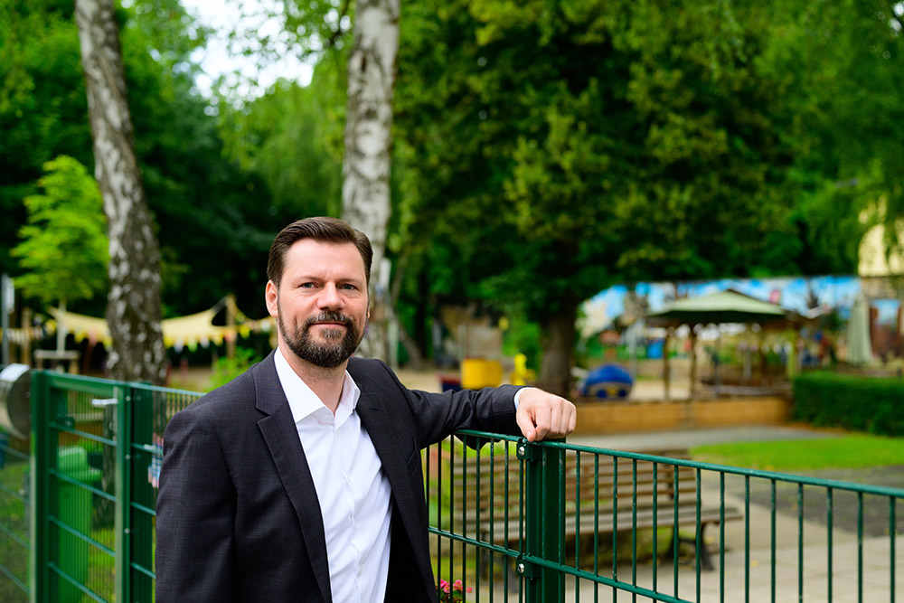 Matthias Rudolph an der Kita Parkspatzen.